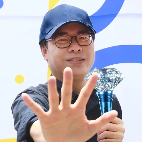 陳其邁又變色了！從粉紅變寶藍　專業手勢迎SJ粉絲狂讚：很會