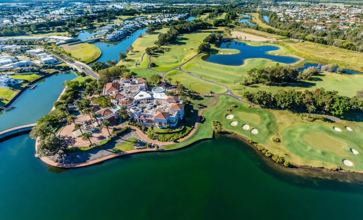 ▲「長榮航空高爾夫球公開賽」決賽場地特別選定Hope Island Golf Course球場舉行，該球場由五屆英國公開賽冠軍Peter Thomson精心設計，是澳洲最具代表性的林克斯風格球場之一。（圖／長榮航空提供）