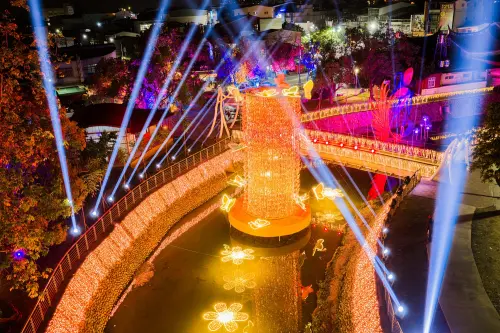 ▲蝶舞水光，燈區沿萬年溪畔自仁愛路延伸至萬倉街台鐵橋下廊道，結合9組燈飾、光環境設計與在地文化意象。（圖／屏東縣府提供）