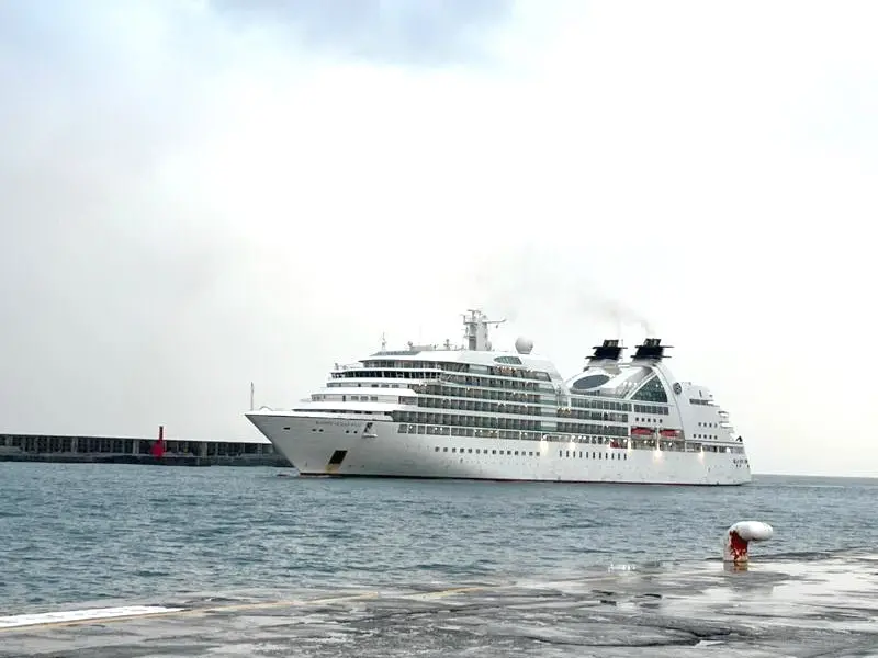 ▲日本三井海洋郵輪公司所屬海洋富士號(MITSUI OCEAN FUJI)郵輪駛抵花蓮港，是花蓮港今(115)年首艘到訪的國際郵輪。(圖／花蓮港務分公司提供)
