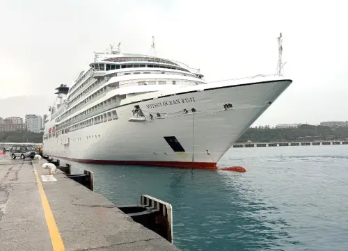 ▲日本三井海洋郵輪公司所屬海洋富士號(MITSUI OCEAN FUJI)郵輪駛抵花蓮港，靠泊花蓮港23號碼頭。(圖／花蓮港務分公司提供)
