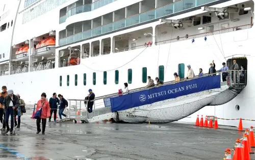 ▲海洋富士號(MITSUI OCEAN FUJI)郵輪旅客下船的情形。(圖／花蓮港務分公司提供)