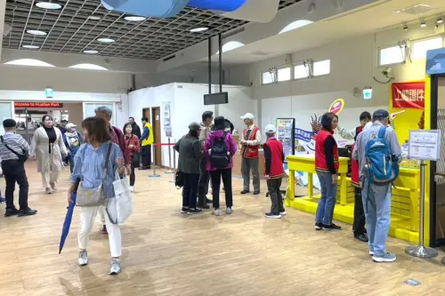 ▲海洋富士號(MITSUI OCEAN FUJI)郵輪旅客入港通關的情形。(圖／花蓮港務分公司提供)