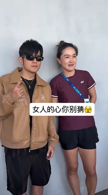 ▲周杰倫（左）和大陸網球女將朱琳合照。（圖／克母雞微博）