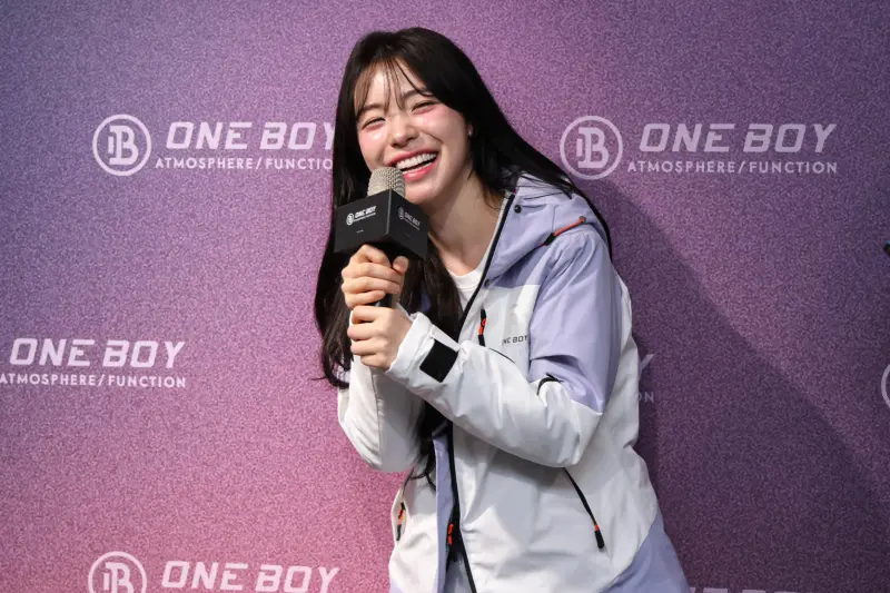 ▲近期到ONE BOY門市都能看到滿滿李多慧，ONE BOY台中店店長透露李多慧同款可一鍵升溫的智能外套在店內相當熱賣，店長也分享清洗小撇步。（圖／記者朱永強攝）