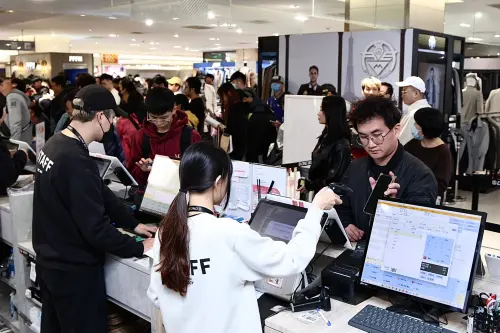 ▲李多慧ONE BOY 一日店長。（圖／記者朱永強攝）