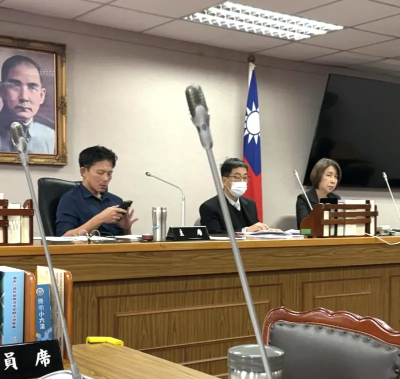 ▲指責黃國昌滑手機不聽說明！陳培瑜遭抓包也「做這事」遭酸：雙標。（圖／Threads:peiyu901）