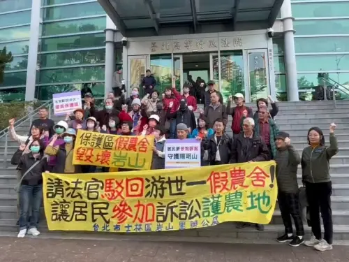 ▲岩山里里長林美雯率眾在法院外拉布條抗議，質疑該案是大肆開挖破壞山林的「假農舍」。（圖／記者徐銘穗攝,2025.01.13）