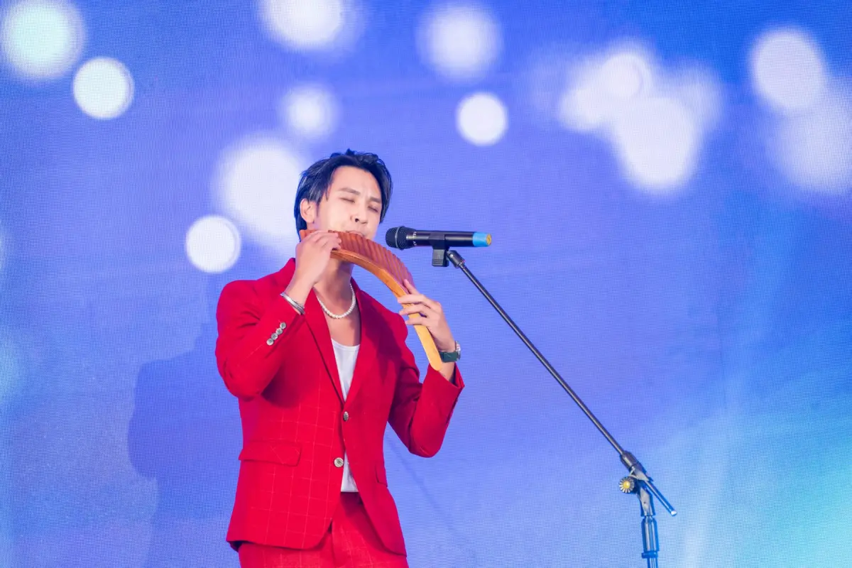 ▲「排笛小王子」沈良哲在酒吧被打，動手男子認為他亂碰自己女友而衝動傷人，遭沈良哲求償50萬元。（圖／翻攝臉書）