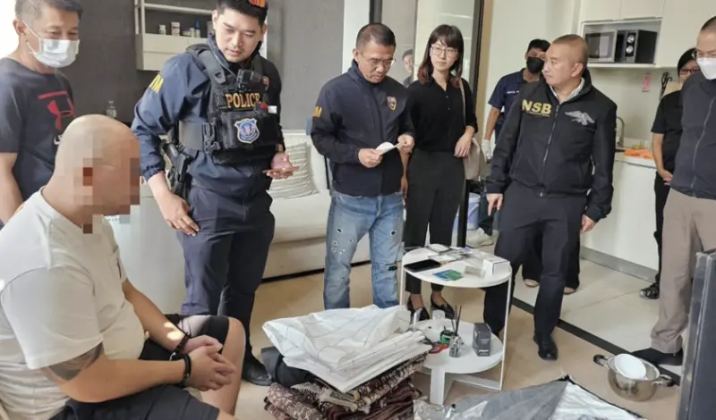 ▲泰國警方突襲曼谷亞速區一處公寓，逮捕涉嫌運毒的27歲台灣籍男子，並在現場查獲縫紉機與藏有可疑粉末的地毯。（圖／翻攝自 Khaosod English）