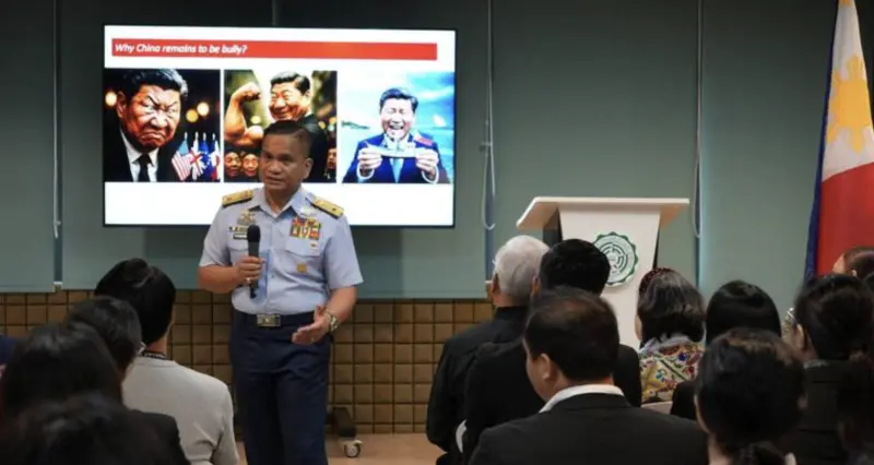 ▲菲律賓海岸防衛隊發言人塔瑞耶拉14日在臉書分享演說現場畫面，背後牆面出現以「為什麼中國持續霸凌？」為題的習近平漫畫圖像，引發中國駐菲使館不滿。（圖／翻攝自Jay Tarriela臉書）