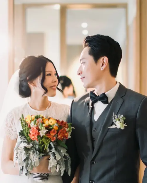 ▲石康鈞（右）和愛妻結婚11年，育有一對兒女。（圖／石康鈞 𝗝𝗢𝗡𝗘𝗦 𝗦𝗛𝗜 𝗞𝗔𝗡𝗚 𝗝𝗨𝗡 IG@jones.skj）