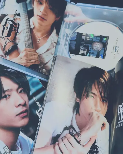 ▲石康鈞首張專輯《火光》迴響熱烈，同名主打〈火光〉和〈愛中飛行〉膾炙人口。（圖／石康鈞 𝗝𝗢𝗡𝗘𝗦 𝗦𝗛𝗜 𝗞𝗔𝗡𝗚 𝗝𝗨𝗡 IG@jones.skj）