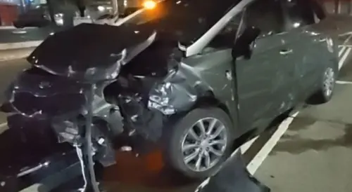 搶快釀禍！台中西屯轎車對撞　失控衝騎樓「零件四散」20歲女破相
