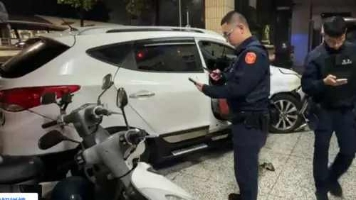 ▲台中西屯區台灣大道與漢口路口17日凌晨發生嚴重車禍，兩車疑因搶快碰撞，其中一車失控衝進騎樓並撞倒多輛機車，造成5人受傷。（圖／翻攝畫面）