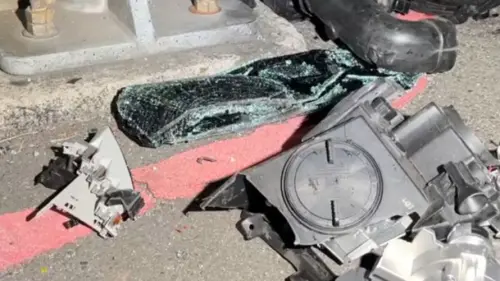 ▲台中西屯區台灣大道與漢口路口凌晨發生嚴重車禍，兩車疑似搶快碰撞，其中一車失控衝進騎樓，車頭全毀、零件四散，並撞倒多輛機車，共5人受傷送醫，肇因待查。（圖／翻攝畫面）