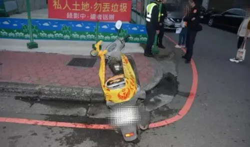 台中林姓男子因積欠汪姓女子2萬元，遭取回借用的機車鑰匙後心生不滿，先傳訊揚言燒車，17日清晨持打火機點燃機車座墊後逃逸。（圖／翻攝畫面）