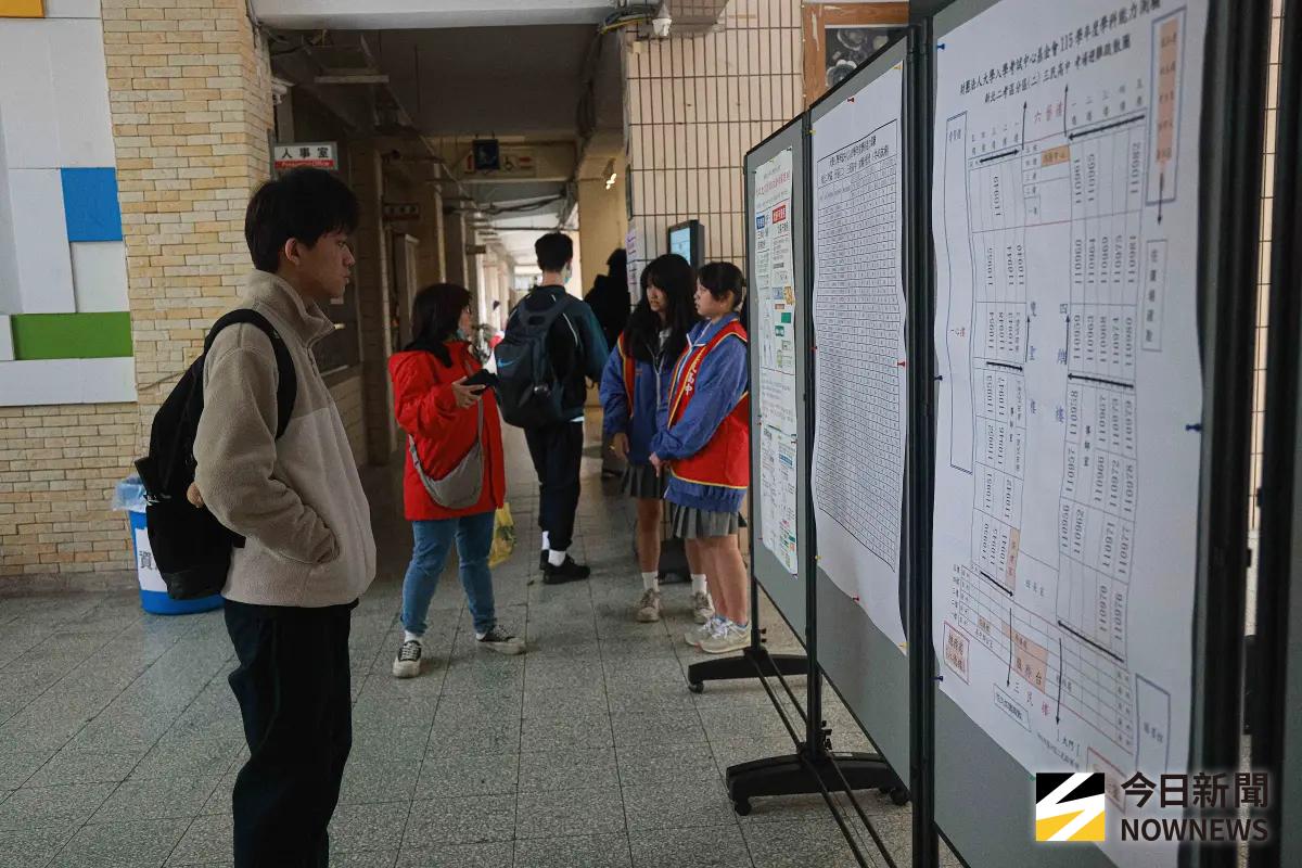 ▲學測結束後，今日申請入學第一階段結果公佈。（圖／記者葉政勳攝）