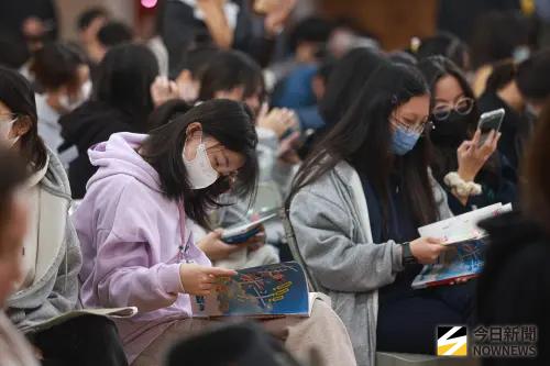 學測第二天／國、英考試登場人數最多　選考比例超過99％
