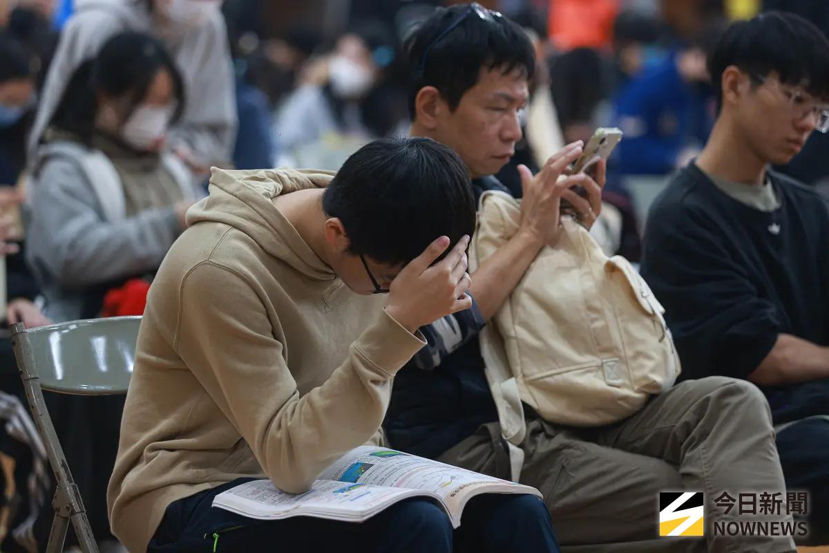 ▲115學年度大學學測總計逾12萬名考生報考。「數學A、自然、英文、國語文綜合能力」各科答案及五標預測出爐，整體「數A與國文偏難、自然歷屆最難？英文有利中上程度考生」趨勢。（圖／記者葉政勳攝）