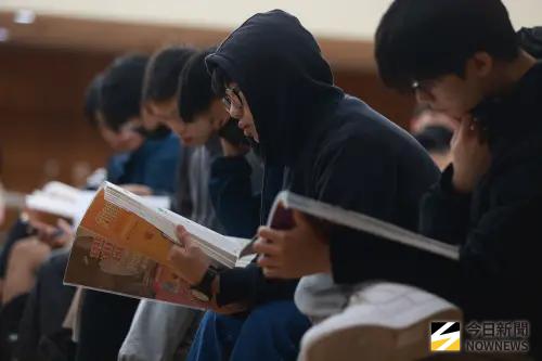 115學測國文非選題答案！作文「隔在我們之間的種種」考生寫到哭
