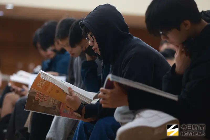 115學測國文非選題答案！作文「隔在我們之間的種種」考生寫到哭