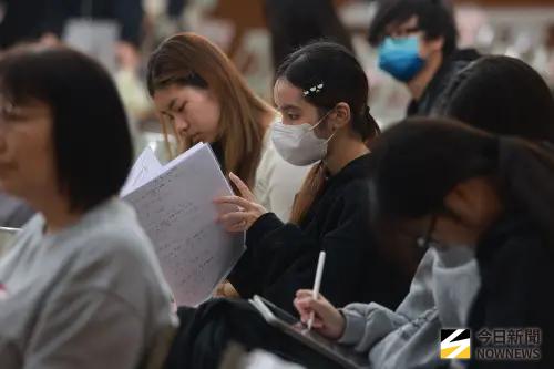 ▲受到 AI 浪潮影響，許多大學生的未來出路發生變化，也讓準大學生在抉擇就讀科系時，更加關注 AI 是否會對職涯帶來衝擊。（圖／記者葉政勳攝）