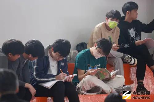 半導體、晶片光源能量入題！全教會評學測自然科：圖表實作定勝負
