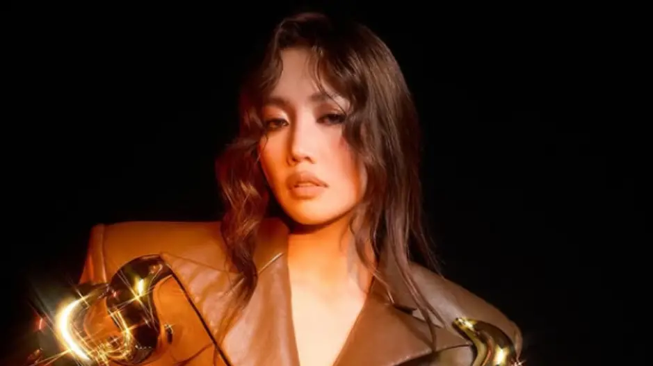 ▲歌手A-Lin（如圖）近日被爆與老公黃甘霖婚變，巧的是，她才於節目中演繹情歌〈I’m Sorry〉情緒潰堤痛哭，吐露心情：「我已經落淚不知道幾次了，就是那種很釋懷的感覺，好像在跟對方說抱歉，我曾經那麼愛你。」（圖／翻攝自聲生不息YouTube）