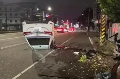 高雄男深夜看導航看到車禍　連撞花圃、路邊汽車「四腳朝天」翻覆
