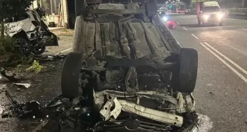 ▲高雄大寮鳳屏一路16日深夜發生翻車事故，34歲潘姓男子駕車疑分心操作導航，導致車輛偏移向向一旁花圃與停放車輛「四腳朝天」翻覆。（圖／翻攝畫面）