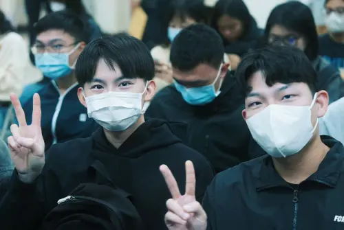 ▲高雄基層警員17日進行統一調派選填單位，現場新血外型亮眼、氣質清新，照片曝光引發討論。（圖／翻攝自高雄市政府警察局Facebook）