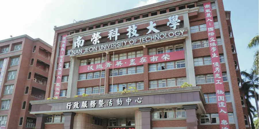 已退場的南榮科大前校長黃甫九天涉嫌販售哥斯大黎加英培爾大學假學歷，不法所得逾千萬，64人受害。台南高分院更一審判53罪、刑期88年6月；判決後失聯，200萬元保證金沒收，已遭通緝。（圖／翻攝畫面）