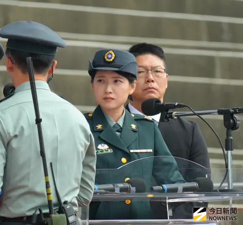 ▲2025年10月31日在陸軍裝甲第584旅聯兵營換裝M1A2T戰車成軍典禮時，葉采青擔任活動會場主持人。（圖／記者呂炯昌攝）