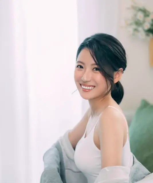 ▲被封為「最美政戰士」的陸軍政戰士官葉采青,因外型亮麗與流利口條,引發關注。(圖/翻攝自IG@eunice830220)