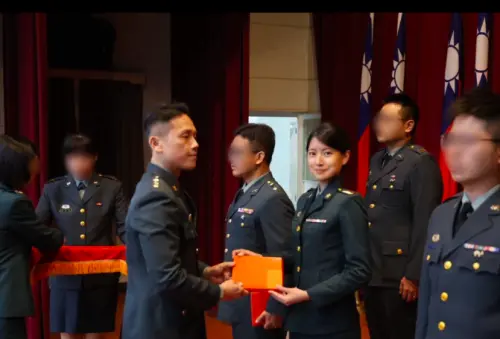 ▲被封為「最美政戰士」的陸軍政戰士官葉采青，因外型亮麗與流利口條，引發關注。（圖／翻攝自IG＠eunice830220）