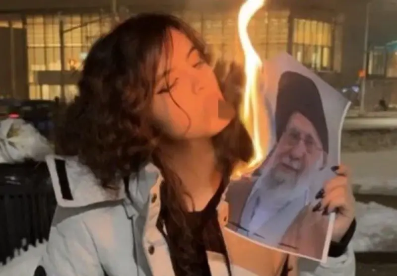 伊朗女點煙燒最高領袖肖像、紅遍全網！曾受政治迫害　人在加拿大