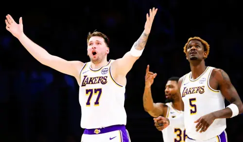 ▲中鋒德安卓．艾頓（Deandre Ayton），與當家球星盧卡．唐西奇（Luka Doncic）的搭配成效，持續引發討論。（圖／美聯社／達志影像）