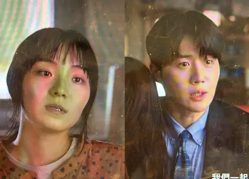 ▲高允貞被日本妹（左）嗆，金宣虎（右）一把將她抱進懷裡。（圖／翻攝自Netflix）