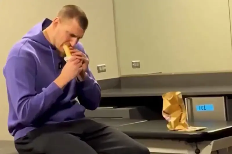 影／約基奇終於吃了！與「捲餅」上演大和解　當年選秀被廣告蓋過