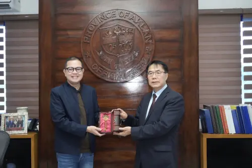 ▲黃偉哲致贈台南市鑰給米拉弗洛斯省長。（圖／南市府提供）