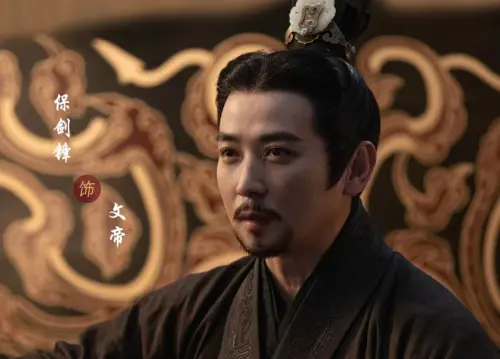 ▲保劍鋒近年的作品包含熱門古裝劇《星漢燦爛·月升滄海》，在裡面飾演文帝（圖／微博＠保劍鋒）