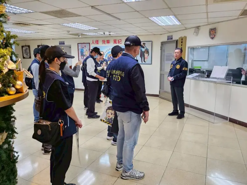 ▲ 高市警局少年警察隊啟動寒假保護青少年專案勤務，針對青少年深夜易聚集、逗留及遊蕩之場所，規劃強化巡守與查察作為，隊長陳仁正於出發前實施勤前教育。（圖／高市警局少年警察隊提供）