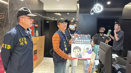 ▲高市警局少年警察隊到轄區易有青少年聚集的地方前去巡查。（圖／高市警局少年警察隊提供）