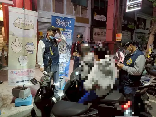 ▲ 高市警局少年警察隊發現少年深夜未返家，佐警進行勸導、關懷，請少年們早點回家休息。（圖／高市警局少年警察隊提供）