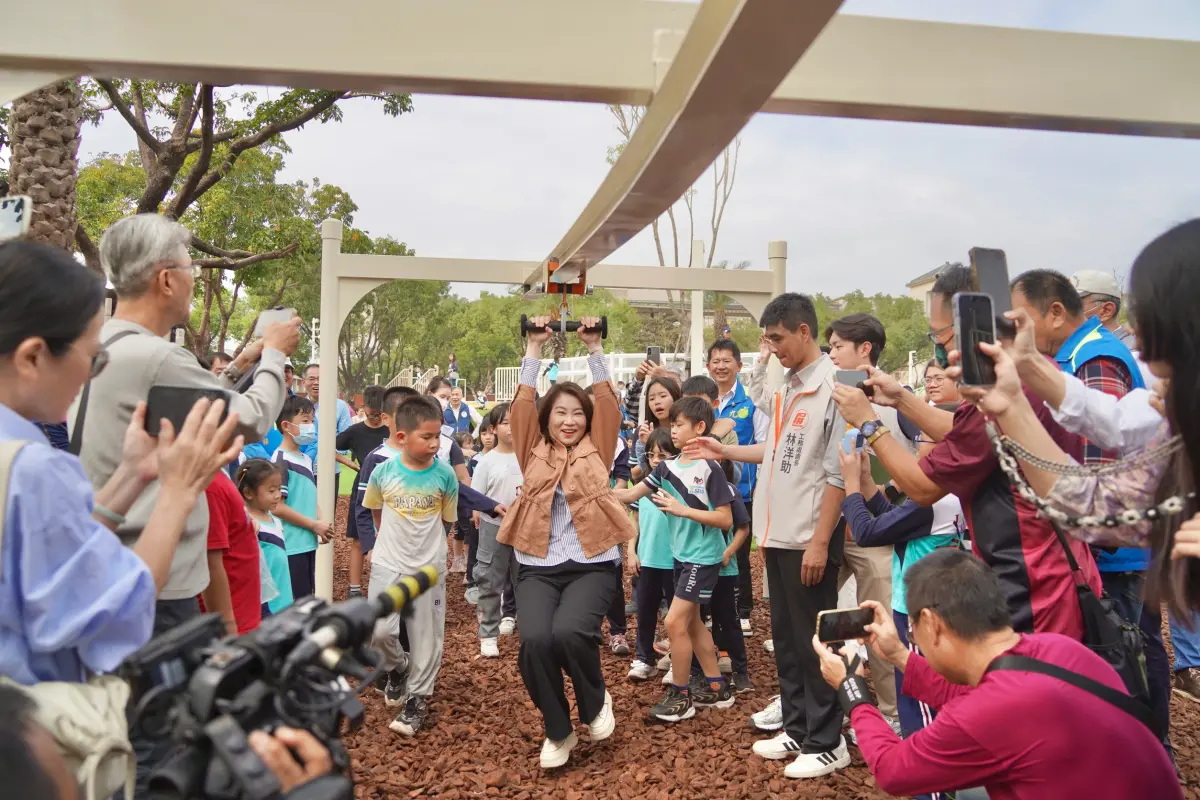 ▲縣長周春米、九如鄉長藍聰信與家長、孩子一同體驗三座不同的主題遊具。（圖／屏東縣府提供）