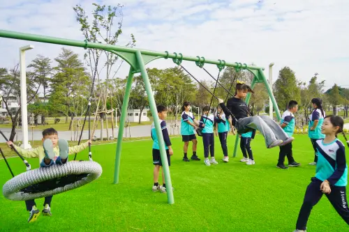 ▲巴轆公園提供小朋友們安全且現代的共融遊戲空間，也成為民眾日常散步休憩的園區。（圖／屏東縣府提供）
