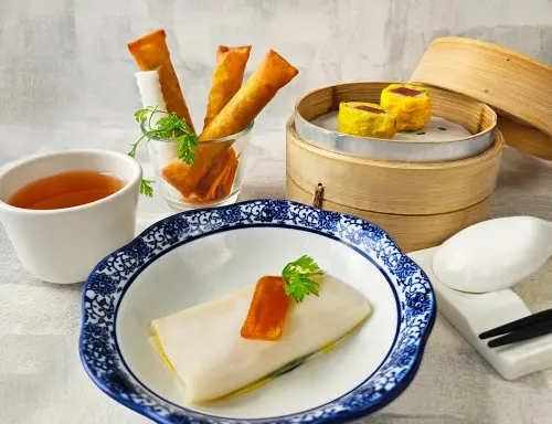 ▲高雄翰品酒店利用梓官區漁會產的烏魚子，做出「烏魚子春捲」、「烏金海皇燒賣」、「金乳烏魚子腸粉」三款港點。（圖／高雄翰品酒店提供kaohsiung.chateaudechine.com/）