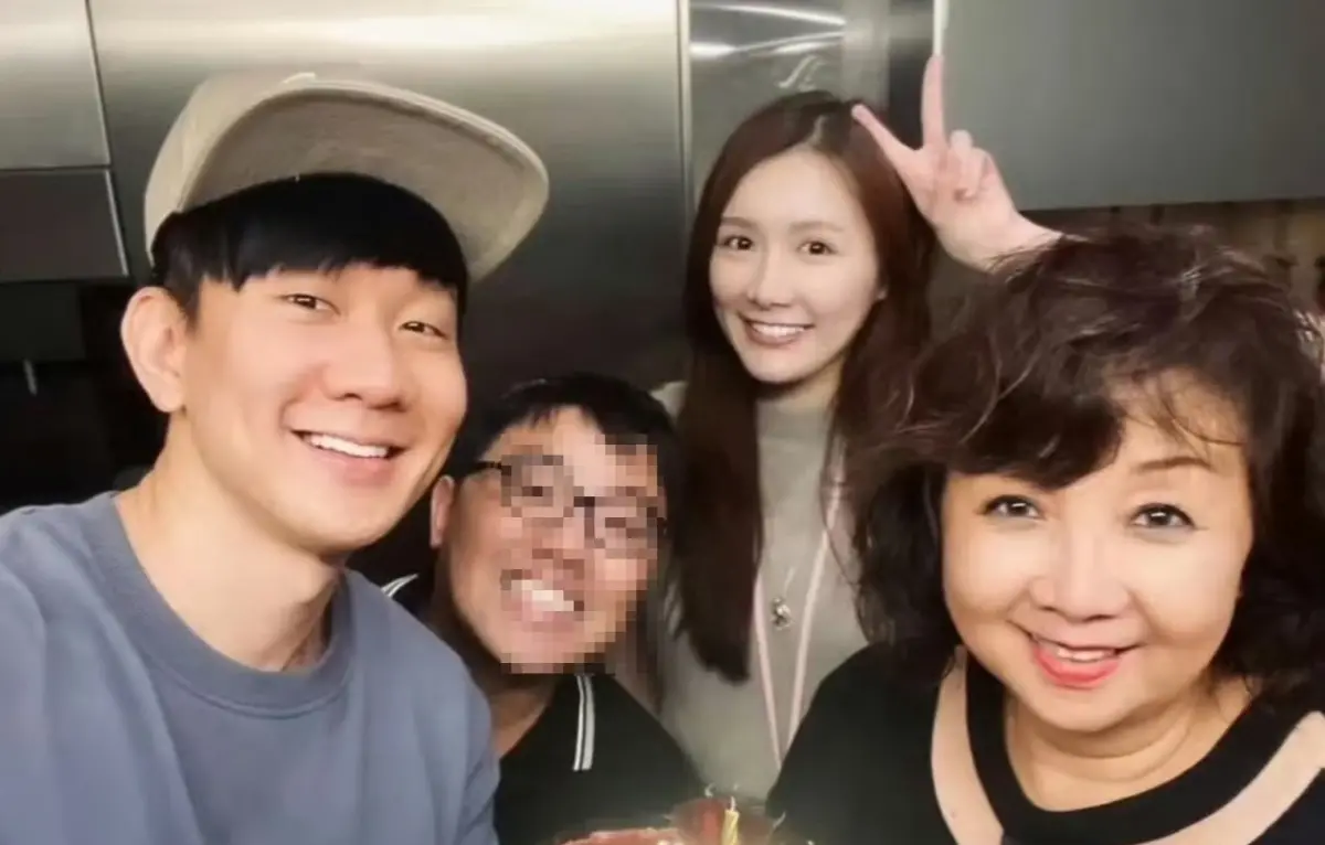 ▲林俊傑（左1）才剛認愛新歡七七，就被爆料疑似PUA前女友曾聖媛（右2）、無縫接軌等醜聞，而他同樣也帶過這名緋聞女友幫媽媽慶生，合照證據在微博上流傳。（圖／翻攝自微博＠劇綜班主任）