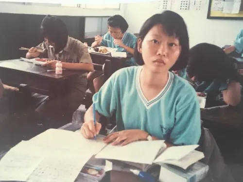 曬高中青澀照！陳亭妃勉勵考生：人生考試很多非每場都滿分
